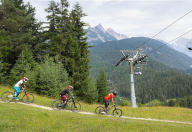 Mountain bikers in the Bikepark Katzenkopf