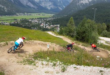 Mountain bikers in the Bikepark Katzenkopf