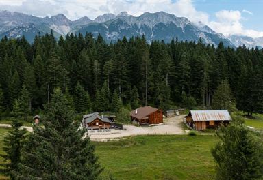 Muggenmoosalm vor Bergkulisse
