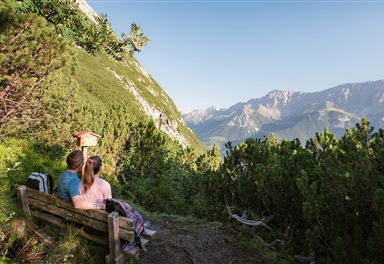 Rastplatz mit Bergblick