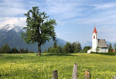 Pfarrkirche Mösern im Sommer