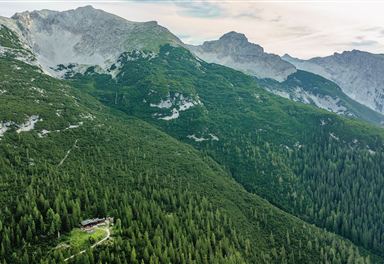 Pleisenhütte with Pleisenspitze