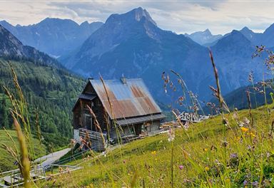 Plumsjochhütte im Frühling