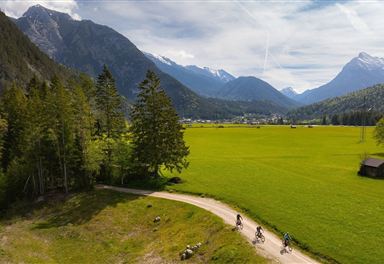 Cyclists near Scharnitz