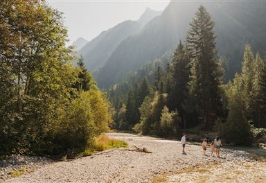 Familie an der Leutascher Ache