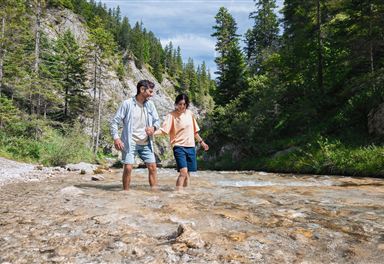 Hiking couple in the Gleirschklamm
