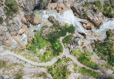 Hiking trail along the Gleirschklamm
