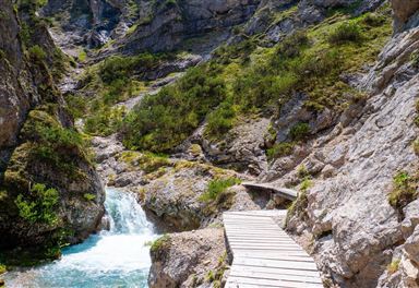 Hiking footbridge in the Gleirschklamm