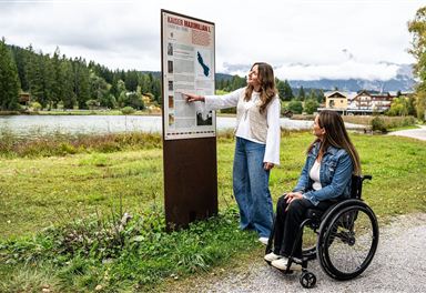 Barrierefreie Informationstafel am Wildsee