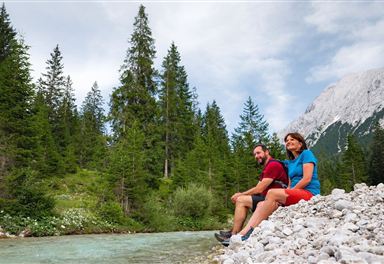 Wanderpause an der Leutascher Ache