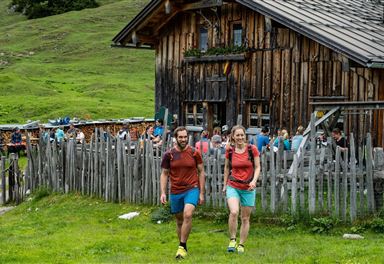 Hikers in front of the Oberbrunnalm