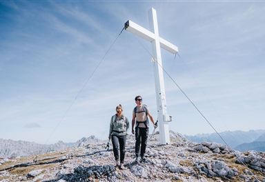 Wanderer am Ostgipfel der Hohen Munde