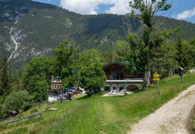 Berghütte Ropferstubm on the hiking trail