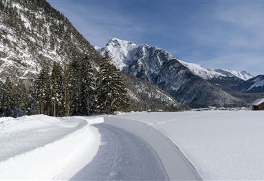 Winter hiking trail along the Gießenbach