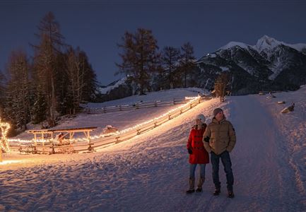 100000 Lichter-Weg Seefeld_Paar steht auf Pfarrhügel_Reither Spitze in der Distanz.jpg