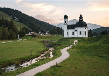 Abendstimmung am Seekirchl in Seefeld im Sommer.jpg