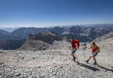 Aufstieg auf die Ödkarspitzen durch steiniges Gelände.jpg