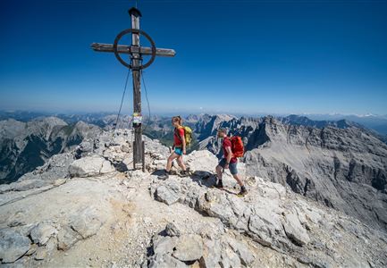 Birkkarspitze mit Gipfelkreuz.jpg