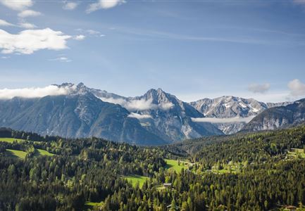 Blick auf das Wettersteingebirge mit Neuleutasch im Sommer - Luftaufnahme.jpg