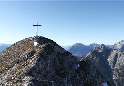 Brunnsteinspitze mit Gipfelkreuz - Scharnitz (4).jpg