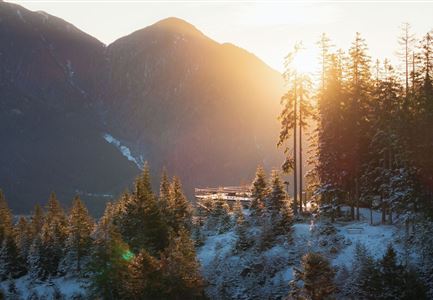 Brunschkopf im Frühwinter bei Sonnenaufgang_Drohnenaufnahme reingezoomt auf Plattform.jpg