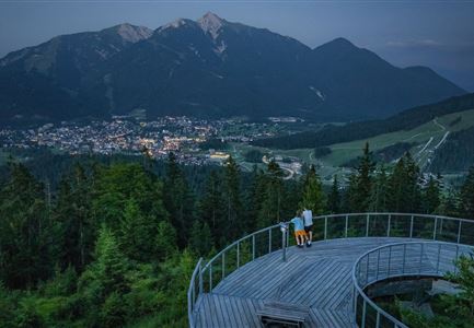 Drohnenaufnahme Aussichtsplattform auf dem Brunschkopf - Aufnahme bei Abenddämmerung mit Paar auf Plattform.jpg