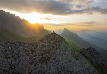 Drohnenaufnahme Gaistal im Sommer - Sonnenaufgang Predigtstuhl - Blick Richtung Gehrenspitze.jpg