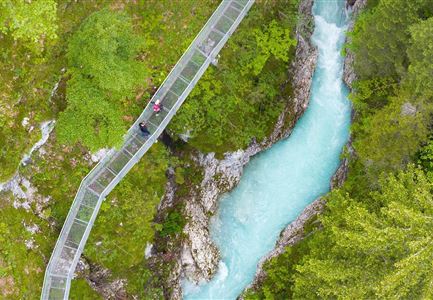 Drohnenaufnahme Geisterklamm - zwei Personen laufen auf Steg reingezoomt.jpg