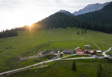 Drohnenaufnahme Hämmermoosalm bei Sonnenuntergangsstimmung.jpg