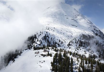 Drohnenaufnahme Rauthhütte - Hütte mit Hohe Munde im Nebel .jpg