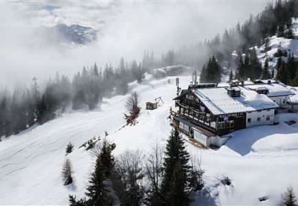 Drohnenaufnahme Rauthhütte - Hütte von der Seite mit nebeligem Inntal.jpg