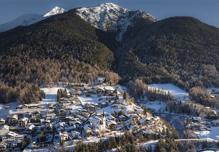 Drohnenaufnahme Reith im Winter - Ortszentrum mit Kirche und Reither Spitze im Hintergrund.jpg