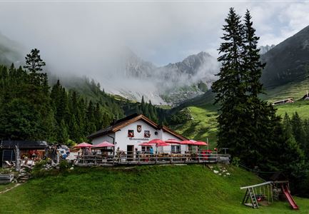 Drohnenaufnahme Wettersteinhütte mit Nebel in den Bergen.jpg