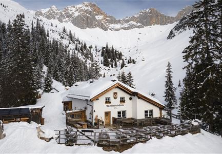 Drohnenaufnahme Wettersteinhütte - Nahaufnahme mit Blick ins Wettersteingebirge (1).jpg