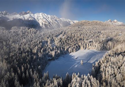 Drohnenaufnahme Wildmoos im Nebel - Lottensee mit Blick aufs Wettersteingebirge.jpg