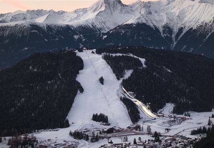 Drohnenbild Gschwandtkopf und Schanze bei Sonneaufgang.jpg