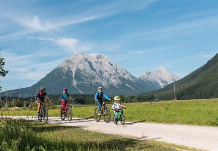 Familie beim Radfahren - Leutasch