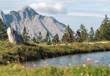 Familie beim Radfahren um den Kaltwassersee - Seefeld