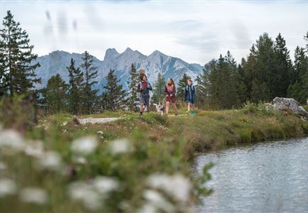 Familie beim Wandern am Kaltwassersee - Seefeld (2).jpg