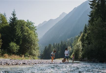 Familie in der Region Seefeld - Spielen am Fluss - Leutascher Ache.jpg