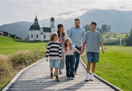 Familie vor dem Seekirchl im Sommer - 2.jpg