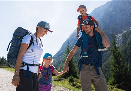 Familien-Weitwanderung im Gaistal - Familie vor Hohe Munde - Alle lächeln.jpg