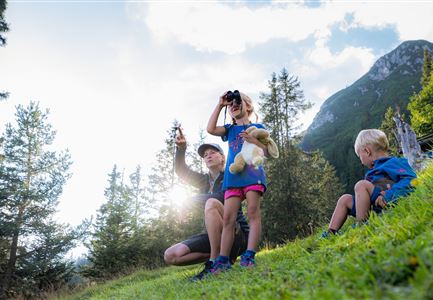 Familien-Weitwanderung im Gaistal - Mutter, Tochter und Sohn - Tochter schaut durch Fernglas.jpg