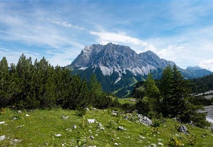 Gaistal-Seebensee-Blick-Zugpsitze-und-Seebenalm (c) Anna Rieder