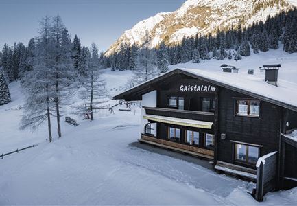 Gaistalalm im Winter - Drohnennahaufnahme von der Seite mit Wettersteingebirge (2).jpg