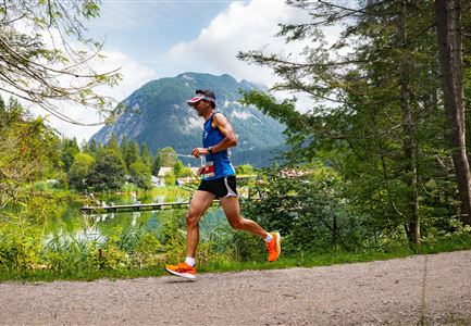 Ganghofertrail 2024 - einzelner Läufer bei Weidachsee mit Blick auf Arnspitzen.jpg