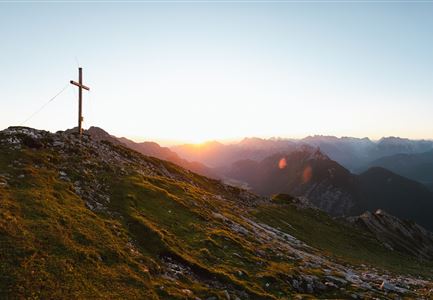 Gehrenspitze und Gipfelkreuz beim Sonnenaufgang - Panoramaaufnahme.jpg