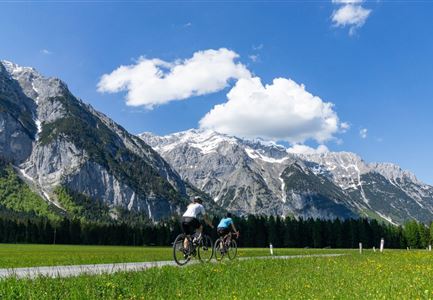 Gravelbike Asphaltstraße mit Bergpanorama - Leutasch