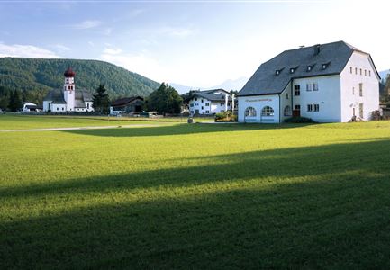 Höhenweg Leutasch_Aussichtsplattform Höhenweg_Pfarrkirche St. Magdalena und Ganghofermuseum.jpg