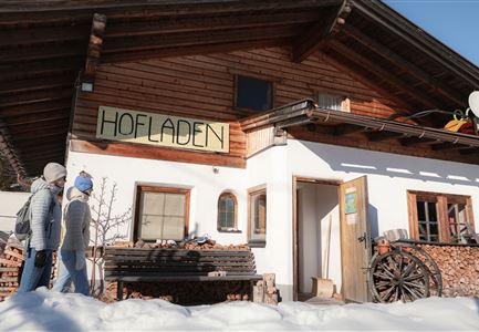 Hofladenrunde im Winter_zwei Frauen bei Thoamlhof laufen zum Hofladen.jpg